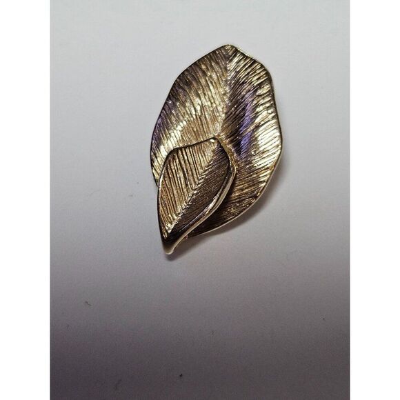 Vintage gold tone Amway brooch - Picture 5 of 8